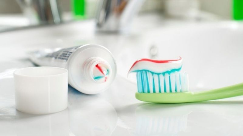Dùng bàn chải lông mềm và kem đánh răng chuyên dụng để vệ sinh răng miệng