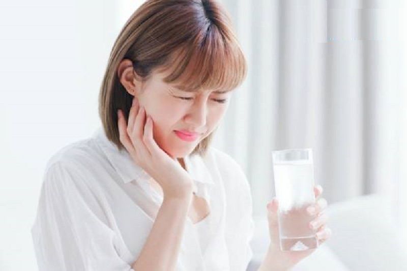 Đau nhói khi uống nước lạnh là một biểu hiện khi bị sâu răng