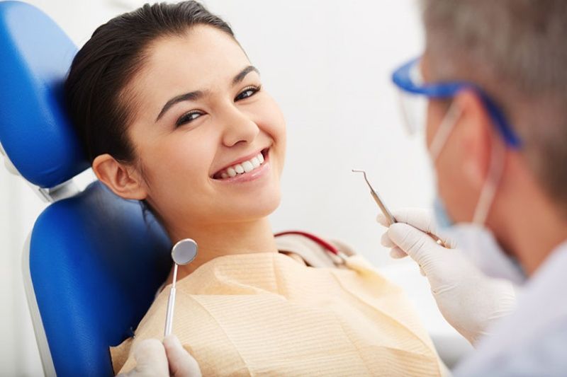Trình độ của bác sĩ cũng ảnh hưởng đến mức độ đau khi trồng răng