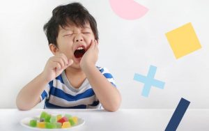 Răng sâu khiến trẻ cảm thấy đau nhức
