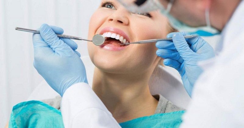 Kiểm tra răng miệng để xác định bọc răng sứ có niềng được không
