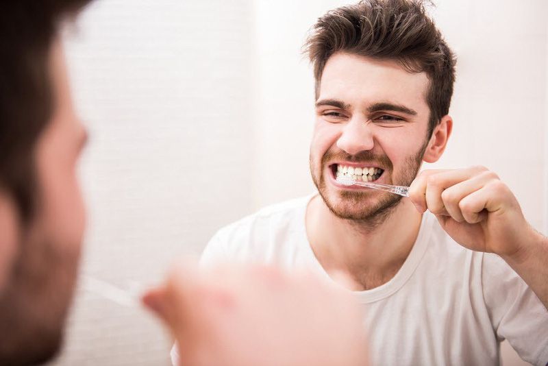 Chăm sóc răng miệng không đảm bảo khiến răng sứ Titan bị đen